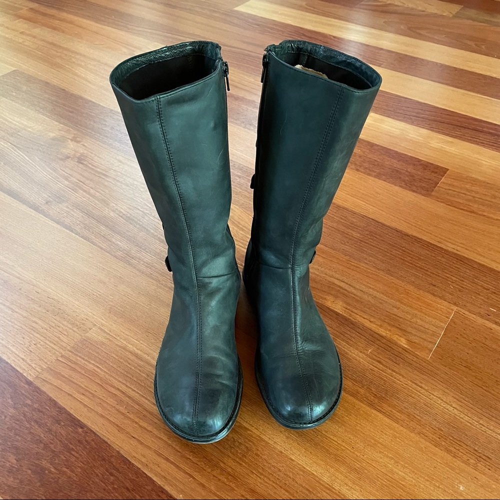 Merrell Women’s Waterproof black leather boots size 8.5